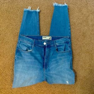 GARAGE Distressed Jeans